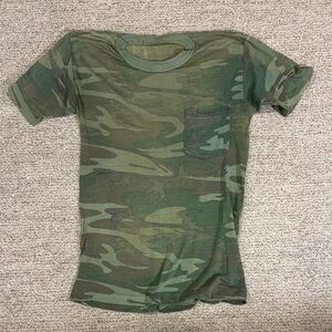 Men’s rayon vintage camo T-shirt, size small